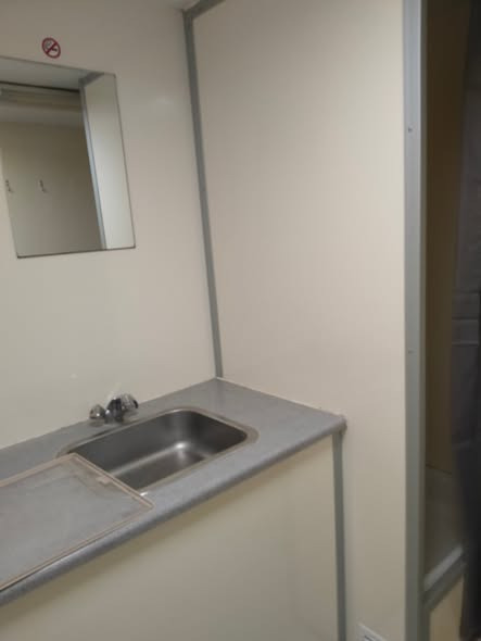 Stenum Kloak & Entreprenør v/Henrik Thomsen udlejer toiletvogn med brusekabine