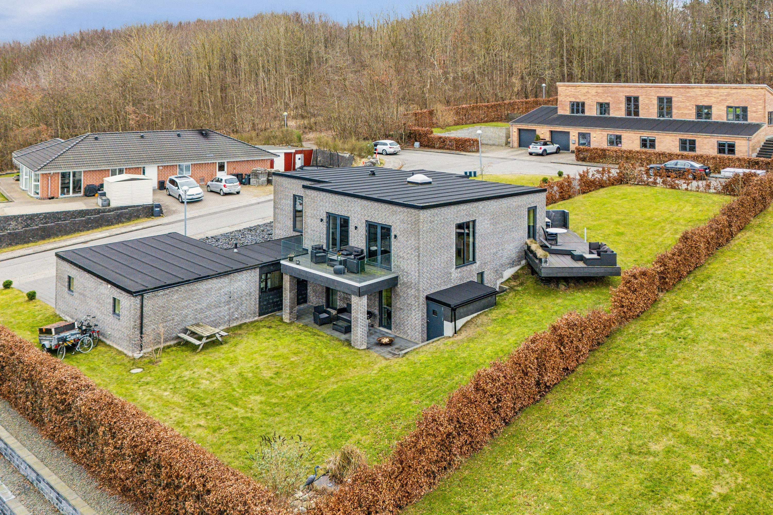 Spændende og moderne udsigtsvilla fra 2019 for enden af en villavej med let adgang til skoven