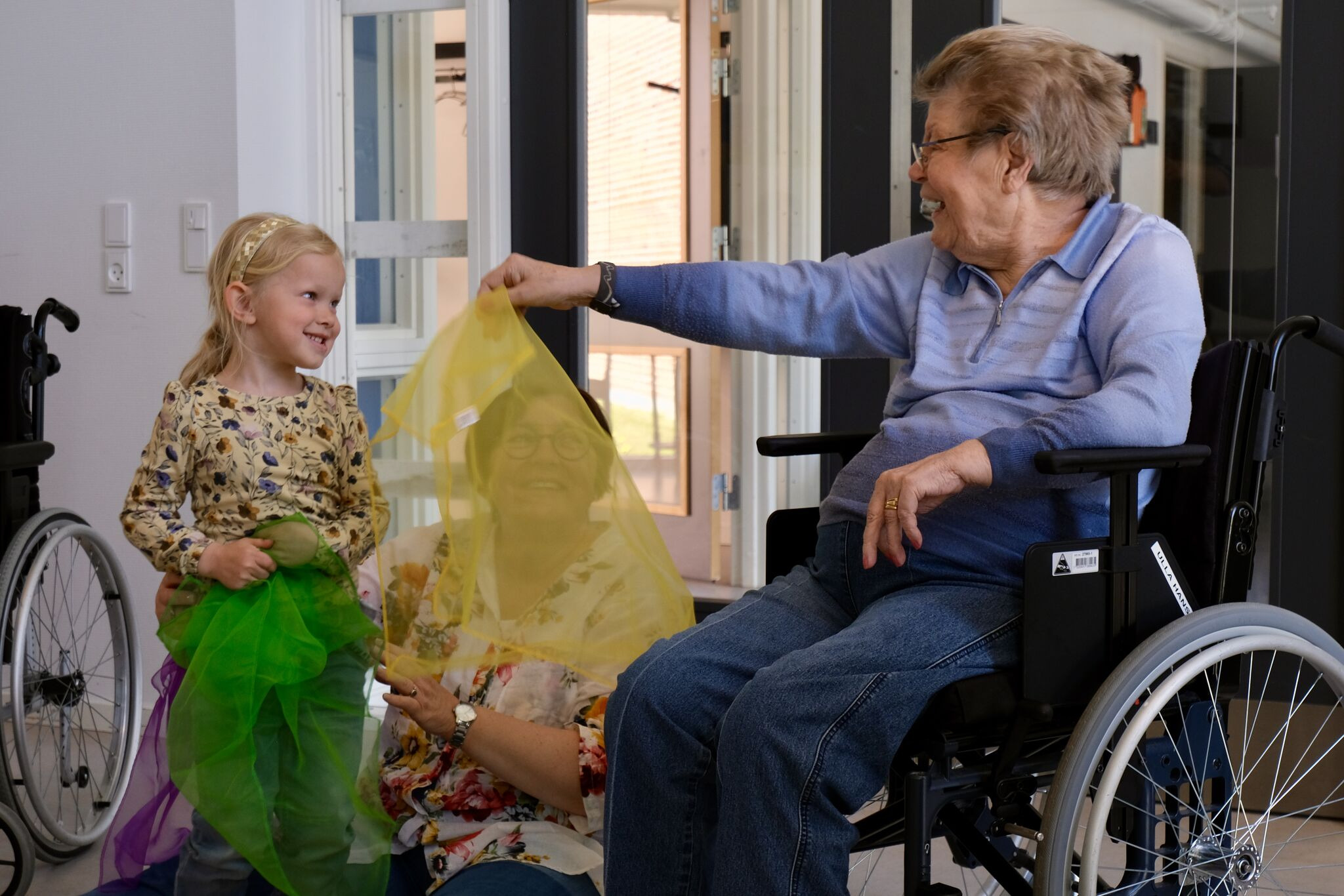 Vuggestue- og børnehavebørn fra M.C. Holms Børnehus indtager plejehjemmene Fjordglimt og Støberigården for at starte et nyt kapitel i generationsmøder – med rasleæg, sæbebobler og skønsang