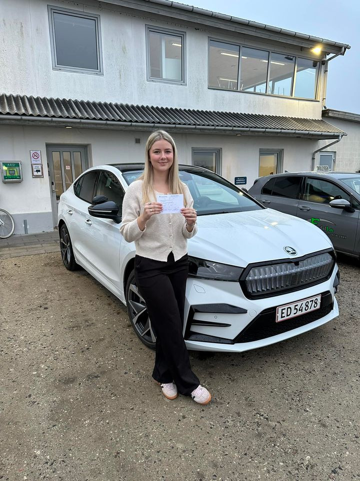Laura Schmidt klarer køreprøven i første hug hos Frisdal Køreskole I/S