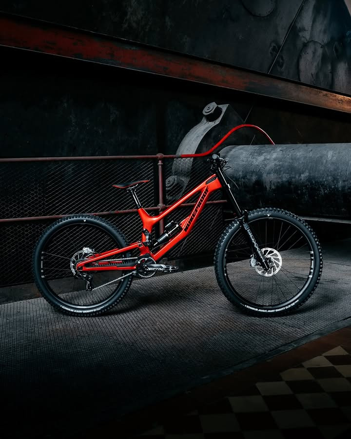 Sæby cykler præsenterer Nukeproof Dissent Carbon Pro-ramme i unik konfiguration