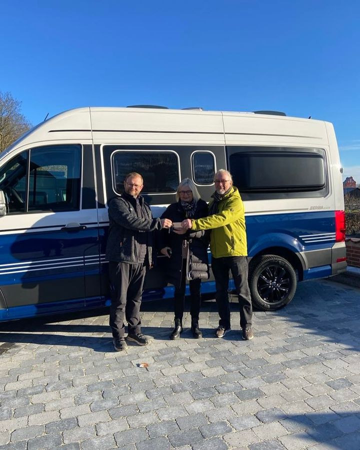 Hinshøj Caravan fejrer modige campister, der afhenter nye autocampere og campingvogne i sneen