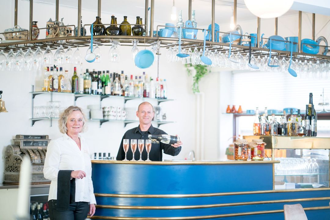 Fejr Mortensaften på Cafe Oasen v/Dorthe Lyngholm Larsen & Lars Mejlstrup Larsen – både i caféen og hjemme