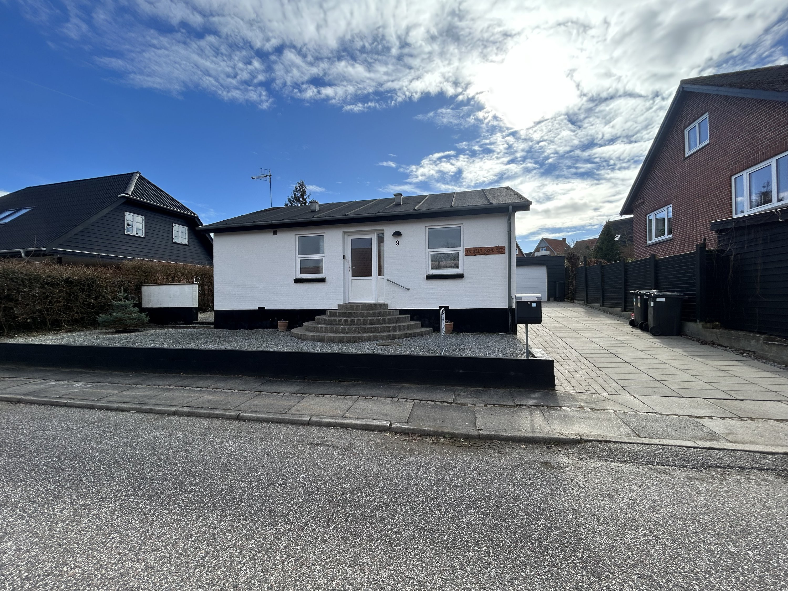 Charmerende og velindrettet bolig på 68 m² med garage og nem have