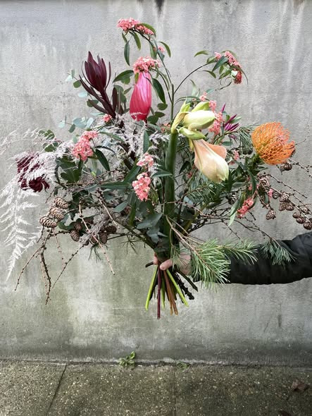 Birthes Blomster byder på julebuketter fyldt med sæsonens skønne farver