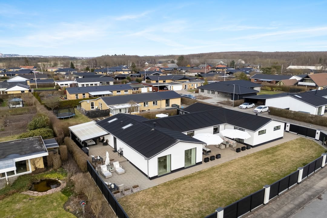 Mæglerhuset Aalborg præsenterer rummelig villa på stille vej i Dall Villaby