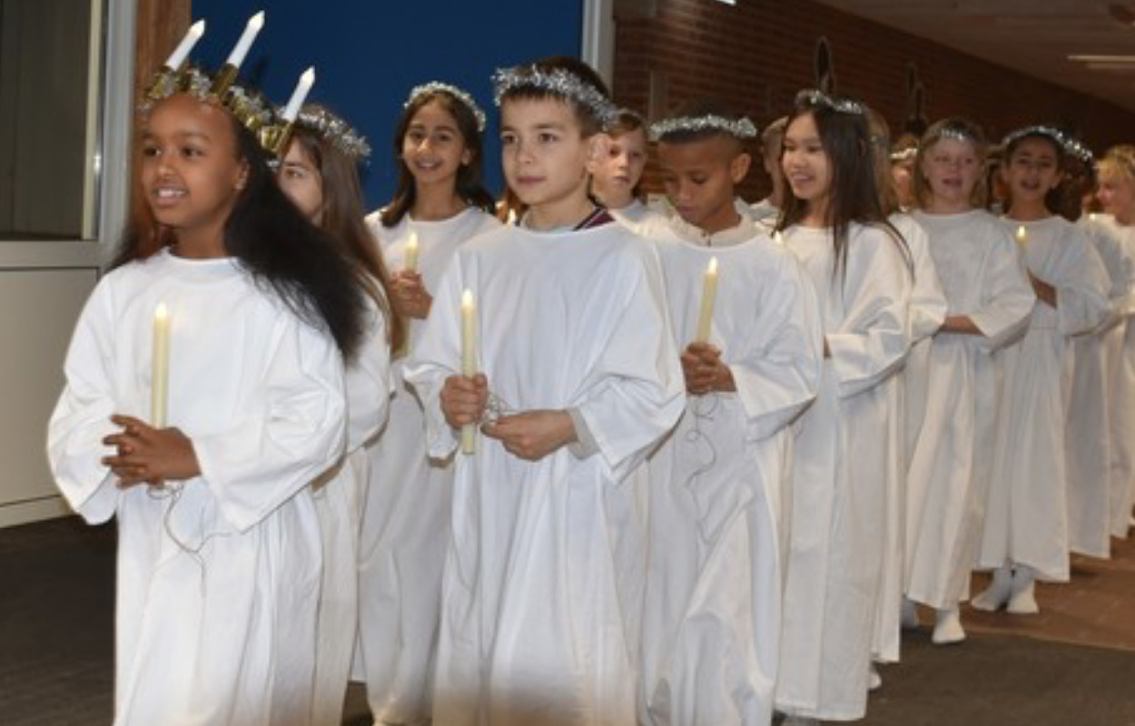 Elever sang julen ind med traditionsrigt luciaoptog