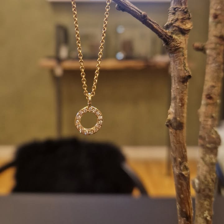 Guldsmed Ø præsenterer eksklusive vedhæng i guld og hvidguld med diamanter