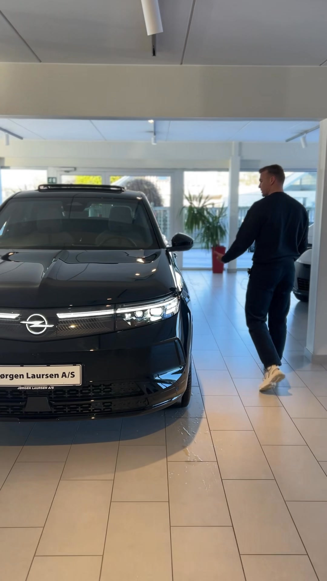 Jørgen Laursen A/S præsenterer den helt nye 2025 Opel Grandland med op til 580 km rækkevidde