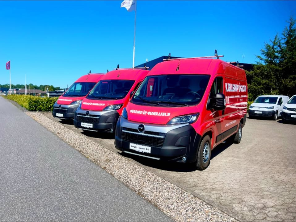 Jørgen Laursen A/S fylder gårdspladsen med kassebiler under chefens ferie