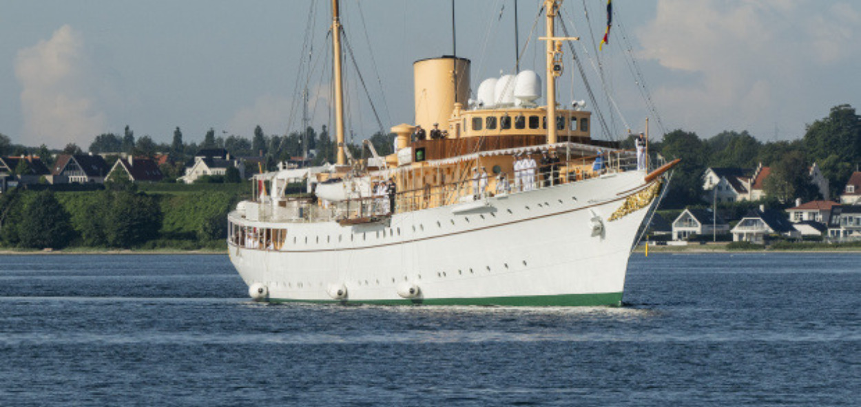 Spektakulær ankomst til Royal Run i Fredericia: H.M. Kongen ankommer med Kongeskibet Dannebrog