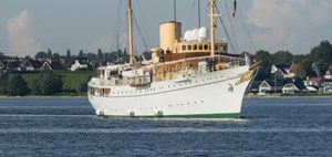 Spektakulær ankomst til Royal Run i Fredericia: H.M. Kongen ankommer med Kongeskibet Dannebrog
