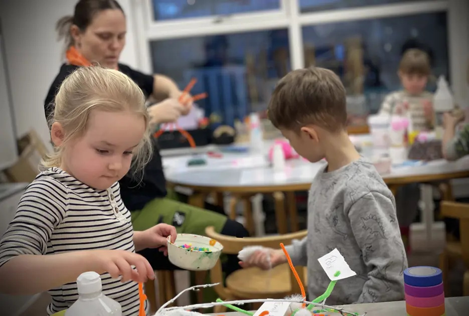 Børn lyser Rådhushaven op med fantasifulde kunstværker ved åbningen af Skive Lyser