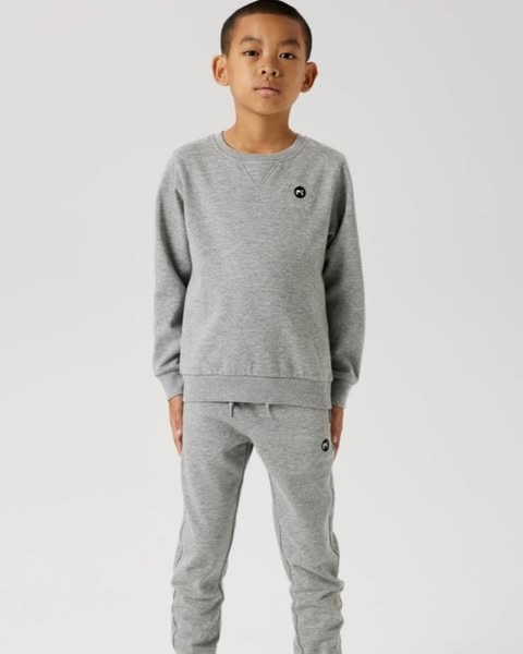 Børneshoppen Brønderslev præsenterer nye sweat sæt til drenge i alderen 2-12 år