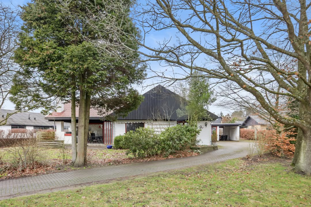 Mæglerhuset annoncerer prisnedsættelse på rummelig etplansvilla i Vodskov