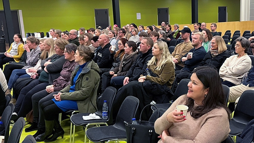 Holstebro Kommune samler skoler og dagtilbud til bestyrelseskursus med fokus på forældres indflydelse og børns skærmbrug