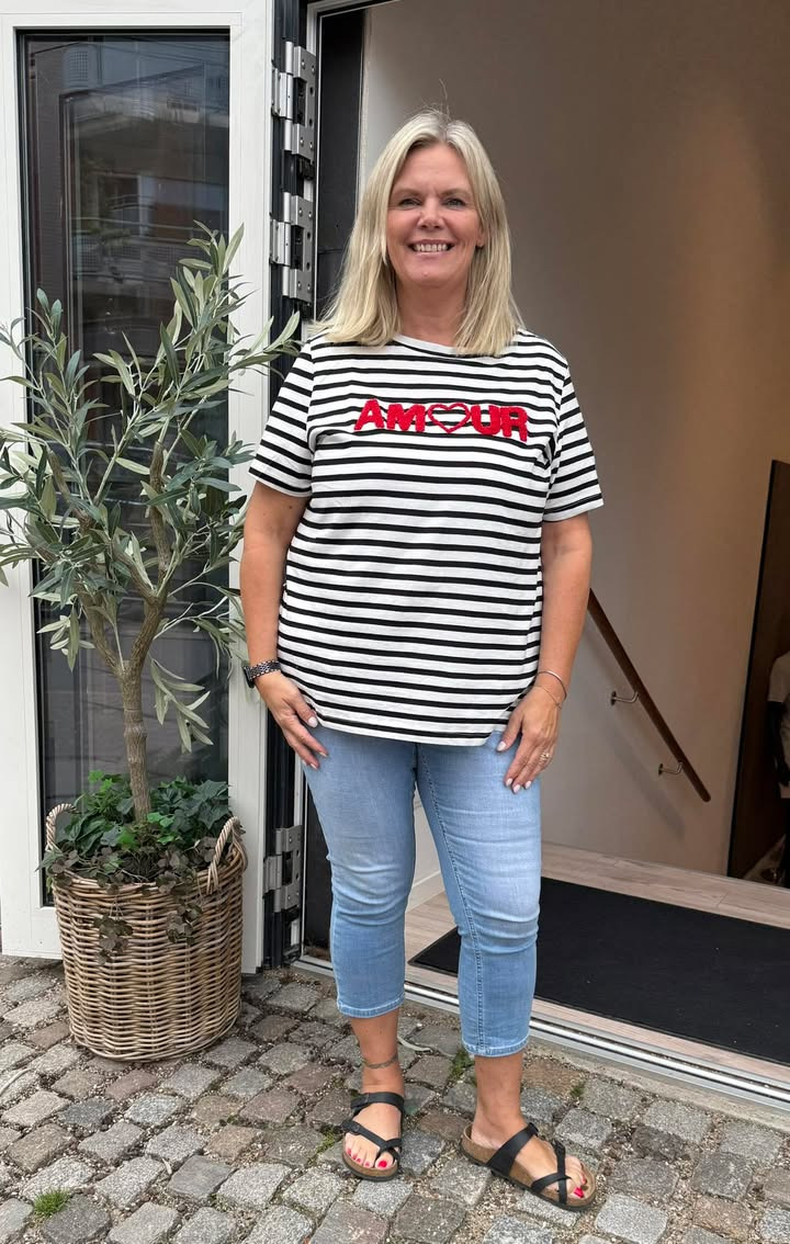 Only Curves fremhæver den nye stribede T-shirt fra Only Carmakoma