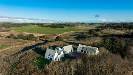 Harmonisk landejendom med mange muligheder i smukke omgivelser