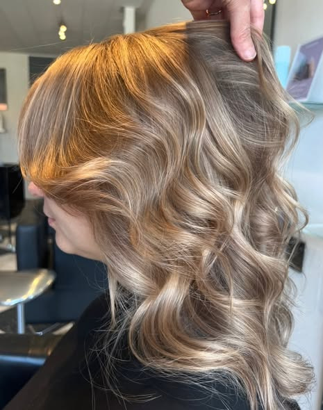 Chlou forvandler Karinas look med varme nuancer og lagklipning til konfirmationer