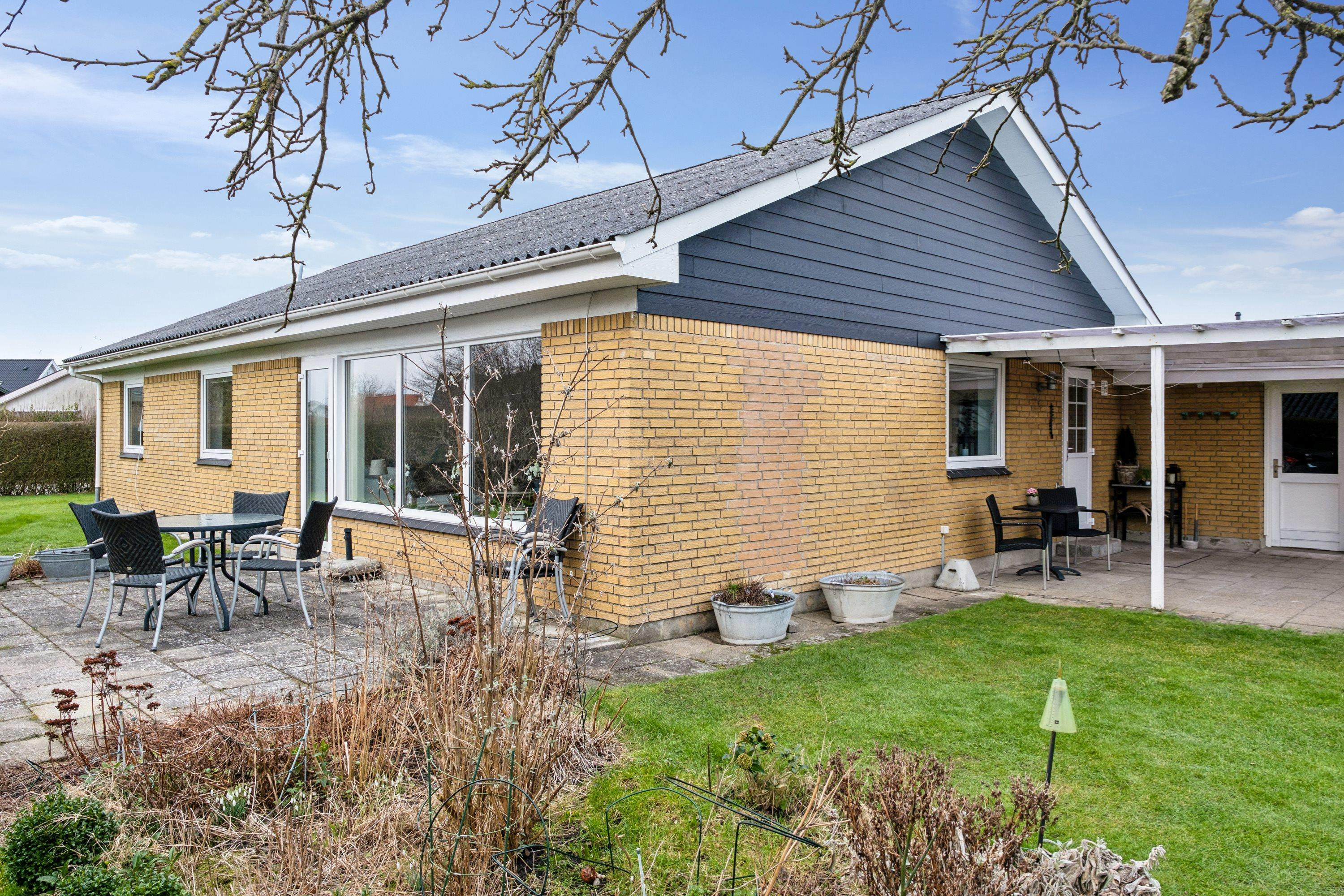 Familievenlig villa med skøn have og garage i Storvorde