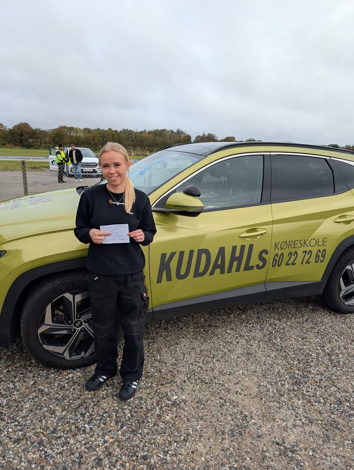 Kudahls Køreskole fejrer Vickis nye kørekort og takker for valget