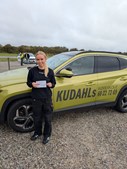 Kudahls Køreskole fejrer Vicki med nyt kørekort i hus