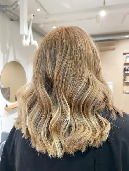 Hairways fremhæver smuk honeyblonde balayage af Mille med rabat på kemibehandlinger