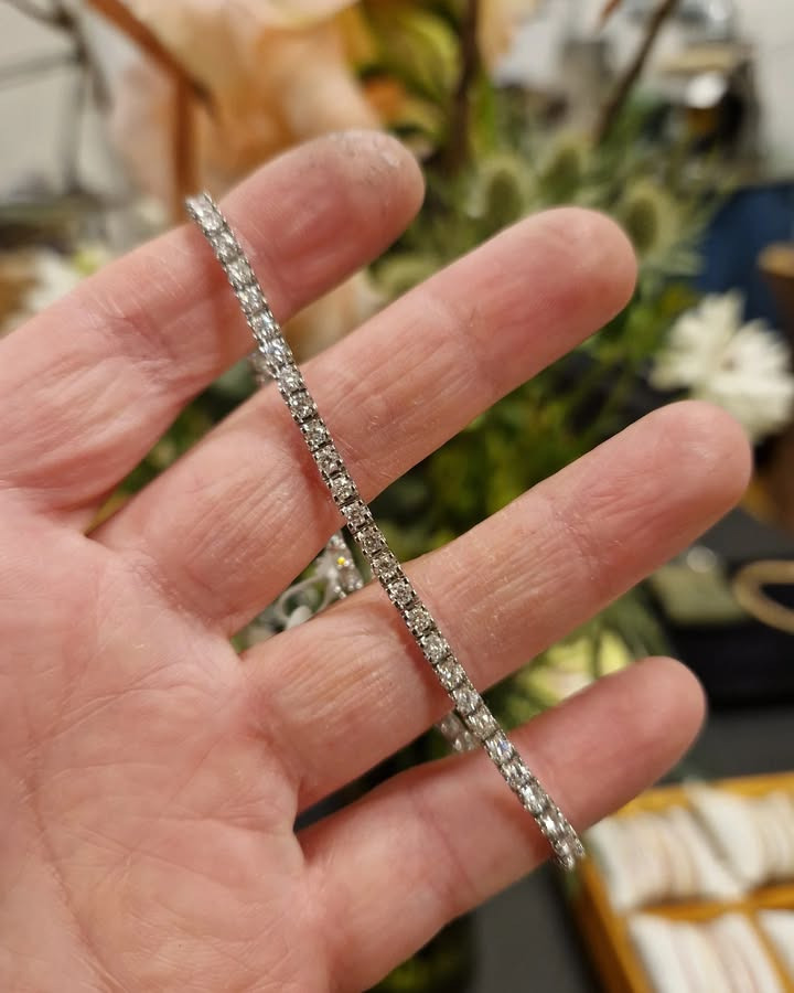 Guldsmed Ø præsenterer: Elegant brugt tennisarmbånd i hvidguld til salg