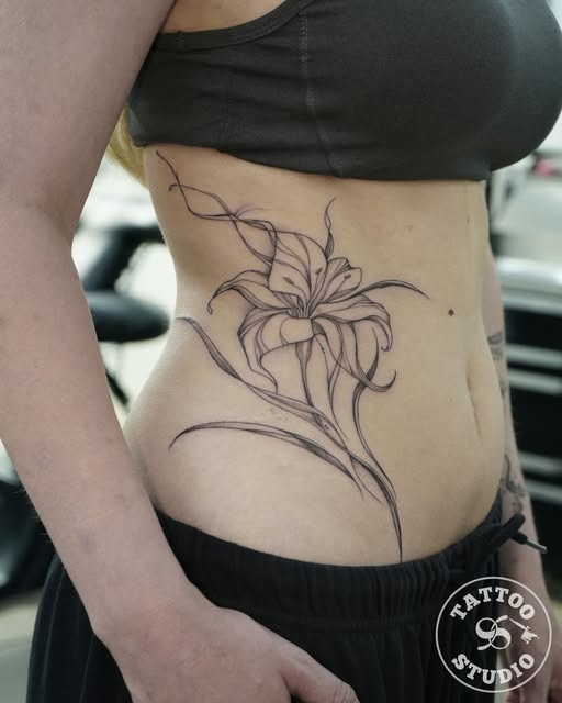 Tattoo Studio 96 Aalborg viser en minimalistisk liljetatovering lavet af Inna