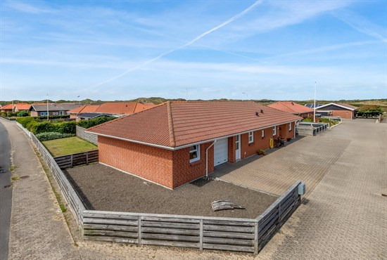 Velholdt og rummelig etplansvilla med bl.a. 4 værelser, stor garage og skøn terrasse