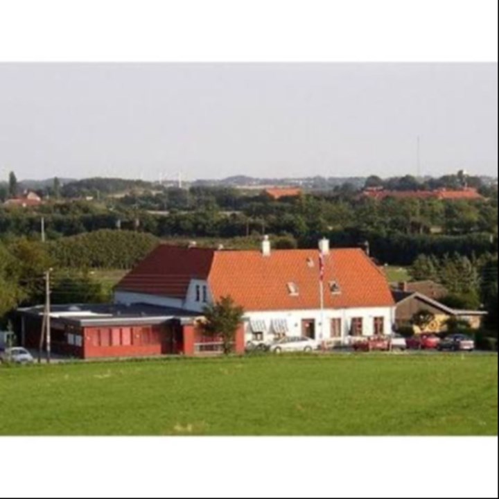 Portrætfoto af Tårnborg forsamlingshus ved Marianne og Thomas og alt deres søde personale