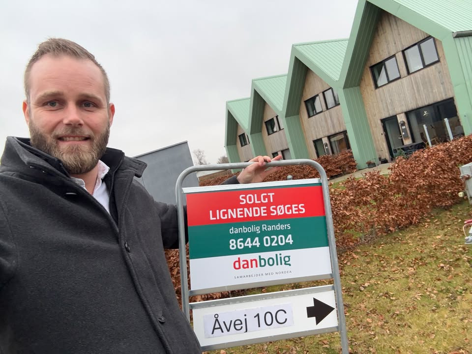 Danbolig Randers sætter solgt skilt på arkitekttegnet rækkehus i Langå