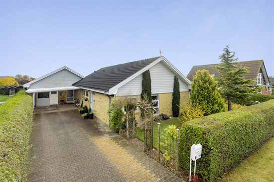 Velholdt etplansvilla i rolige omgivelser – tæt på hverdagens bekvemmeligheder i Sæby