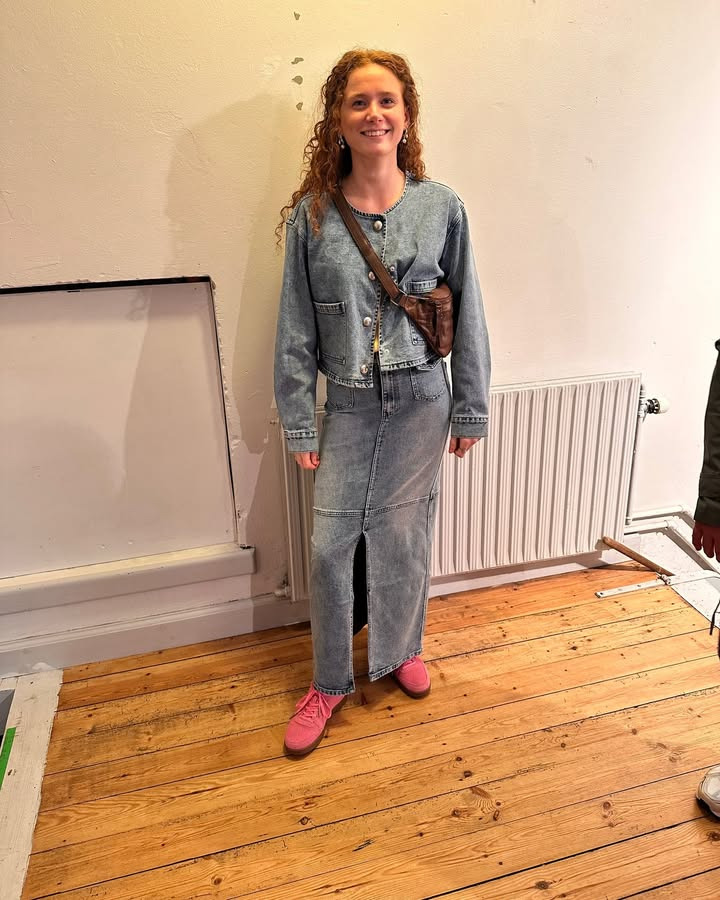 Butik Mille præsenterer forårets must-have: Kort denimjakke og pink sneakers