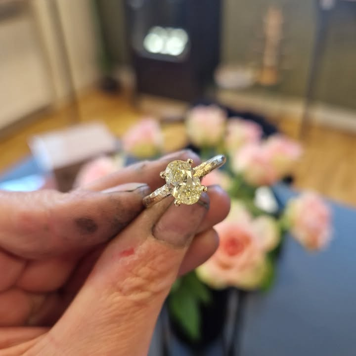 Guldsmed Ø præsenterer eksklusiv guld ring til den specielle anledning