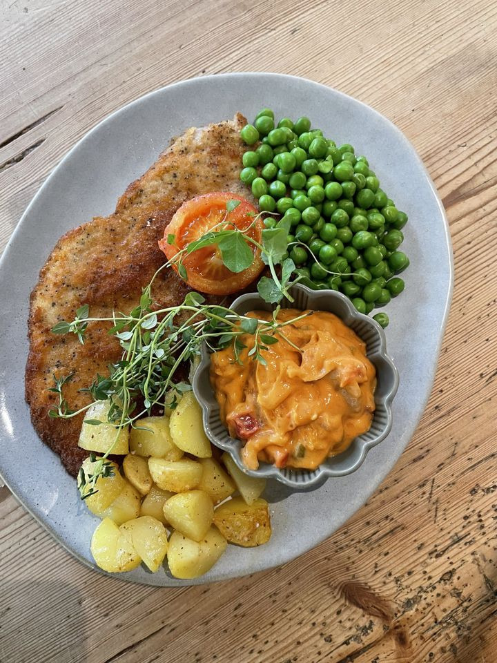 Helles Køkken ApS tilbyder jægerschnitzel med tilbehør og forret til kun 100 kr. fredag den 11. oktober