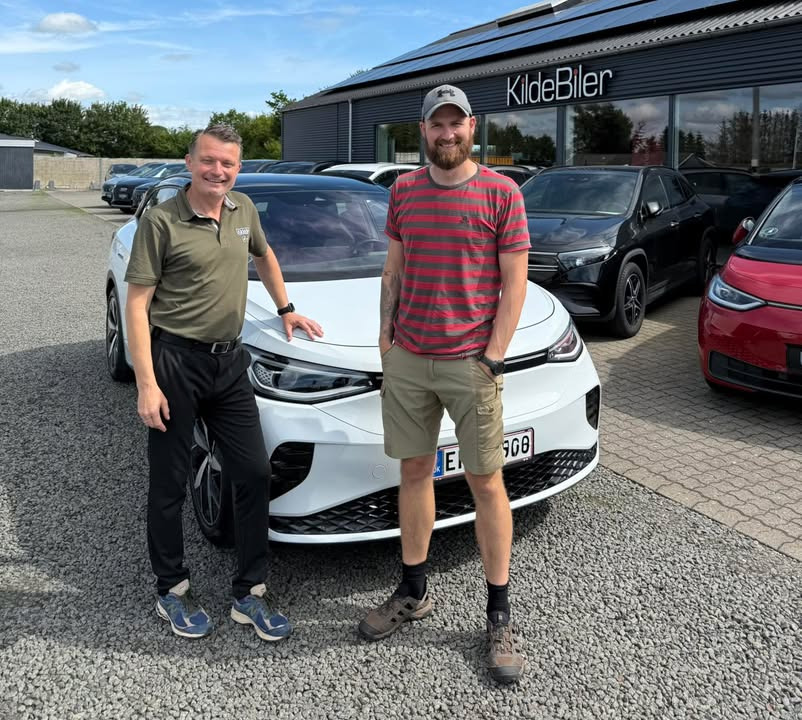 KILDE BILER holder åbent i sommertiden og fejrer nye leveringer