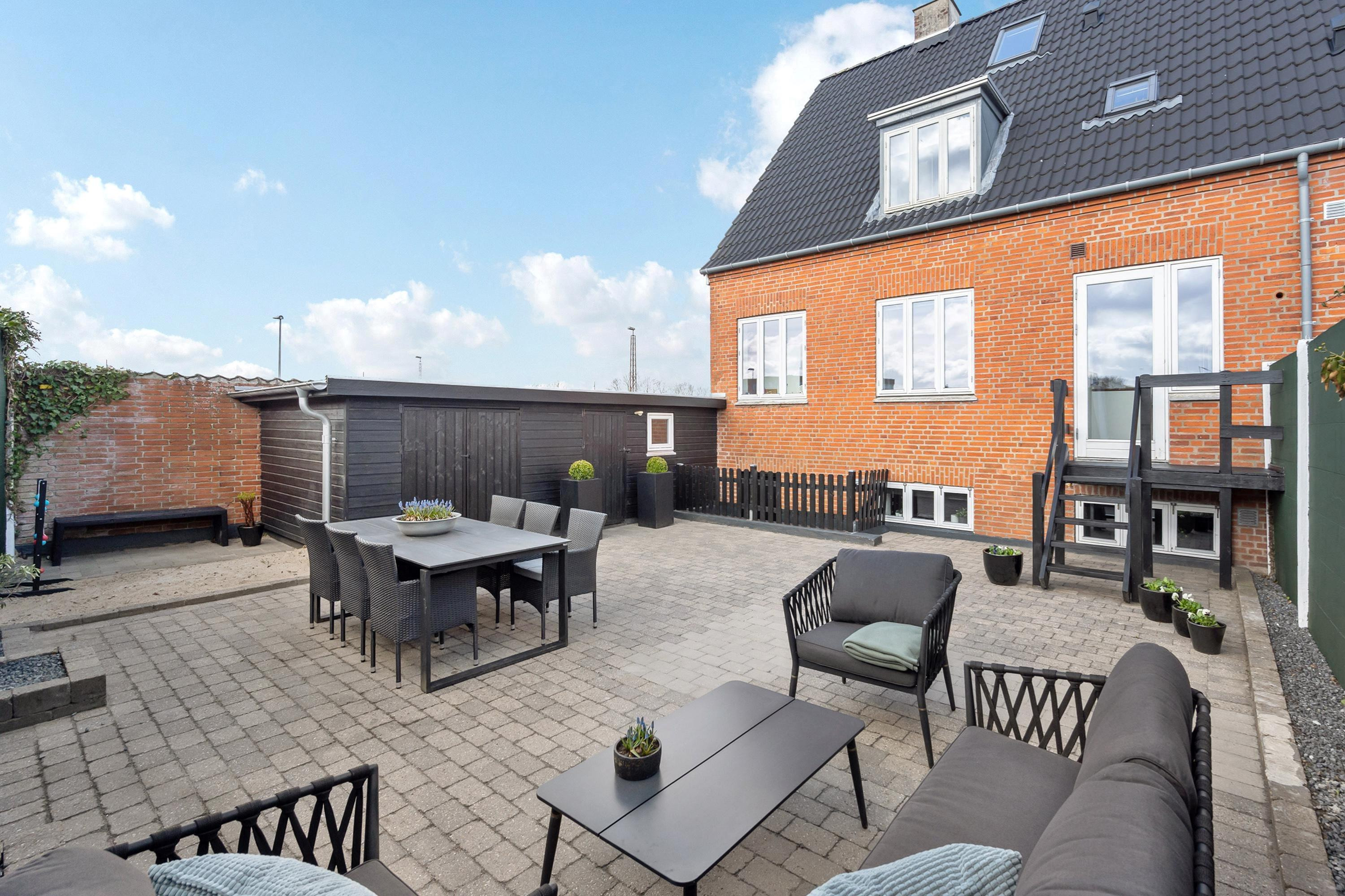 Flot og centralt beliggende byhus på rolig vej!