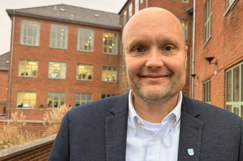 Rød postkasse fra Næstved Storcenter auktioneres til fordel for børn i kriser