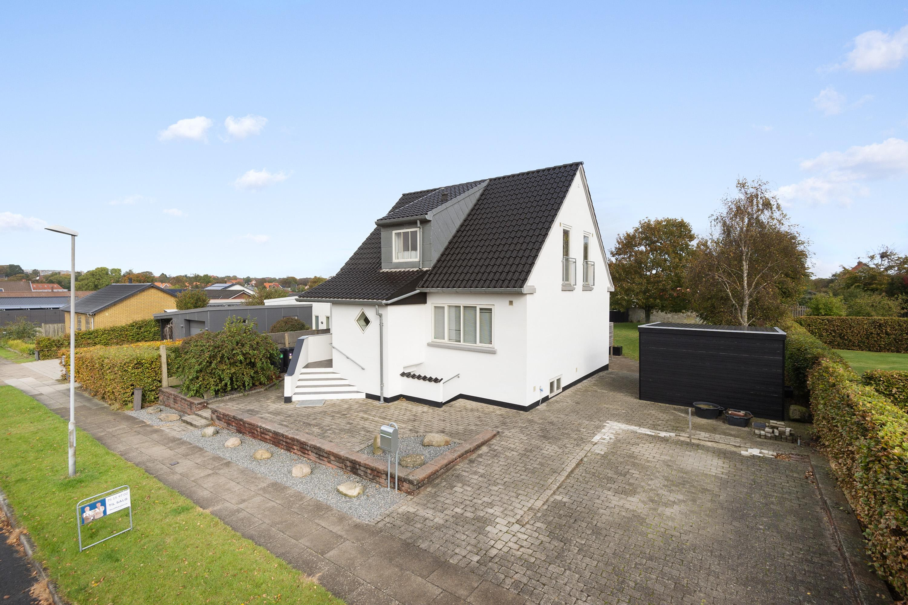 Indflytningsklar familie villa hvor taget og vinduer er skiftet