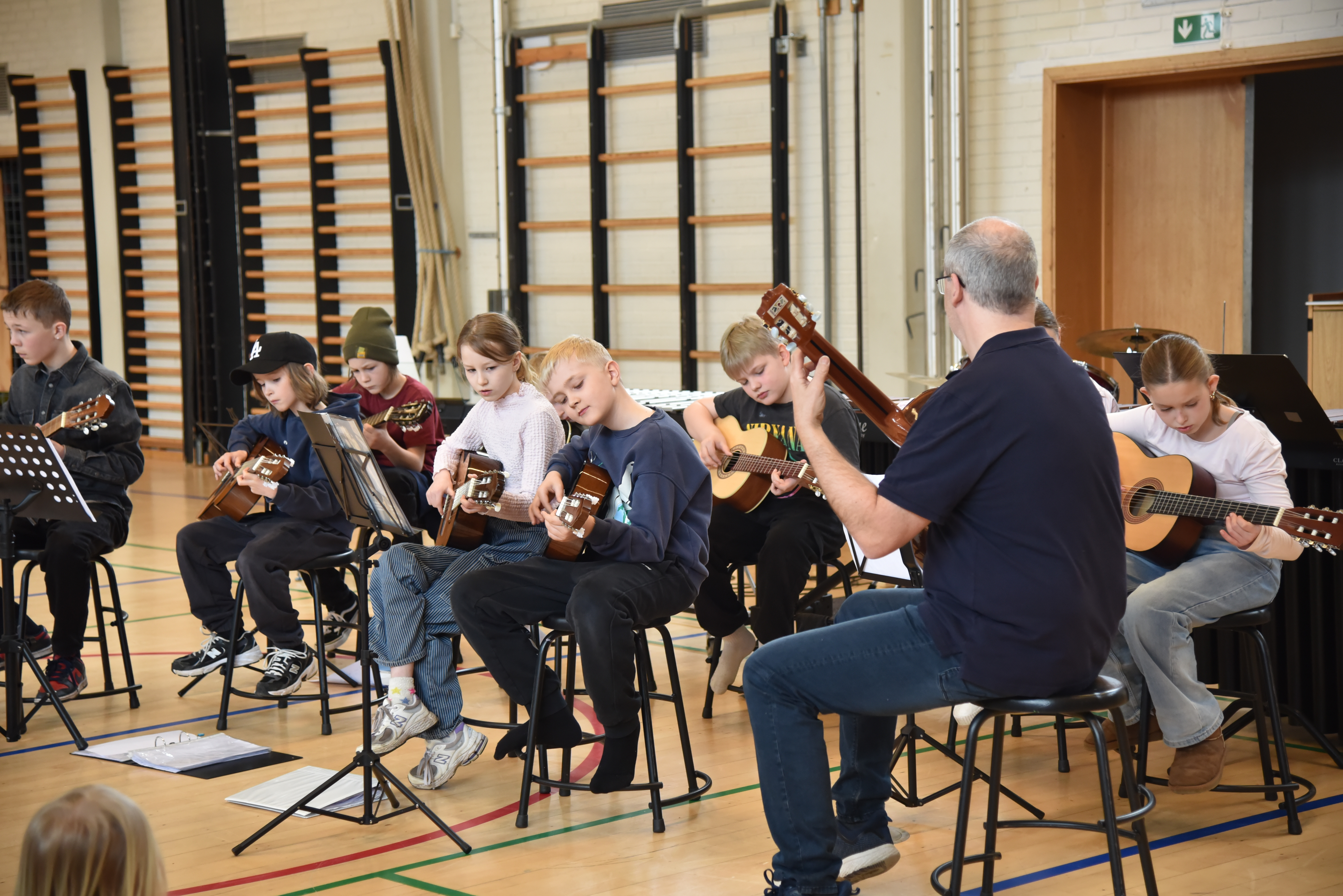 Julestemning med klassisk guitar på Rørkjær Skole