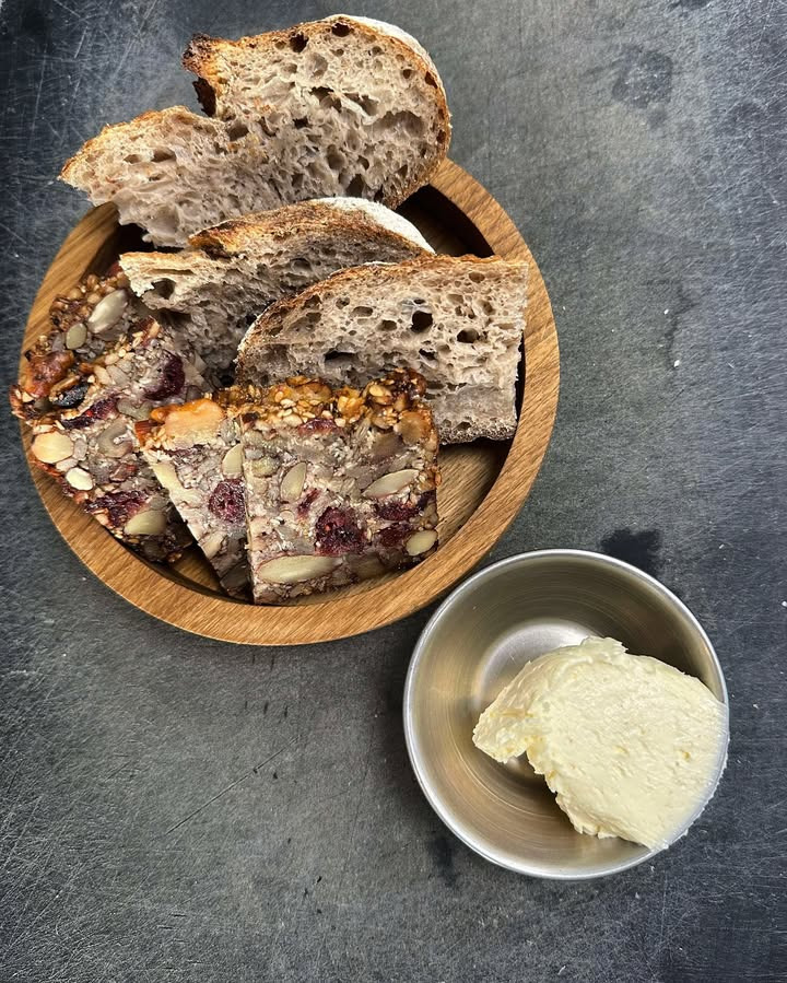 Café Bryggen i Thisted serverer hjemmelavet brød til brunch og salater