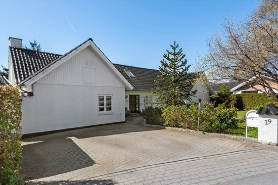 Strandgårdsvej 19 og 1 anden boliger er kommet til salg denne uge i Karlslunde - se boligerne her.