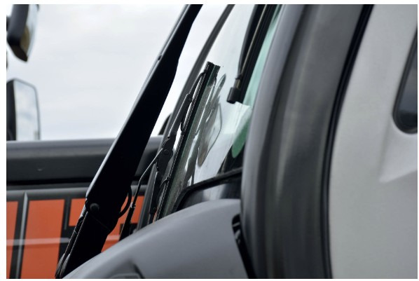 Scantruck tilbyder hurtig levering af Manitou viskeblade med maksimal holdbarhed