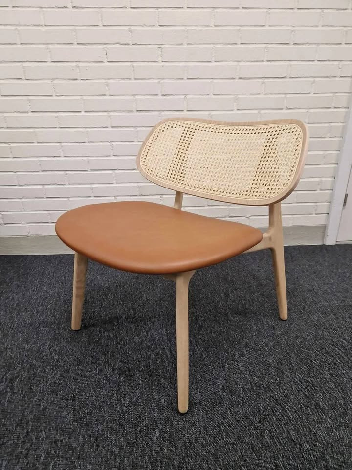 Hovelind Møbler tilbyder udstillingsmodel af Alma lounge stol til tilbudspris