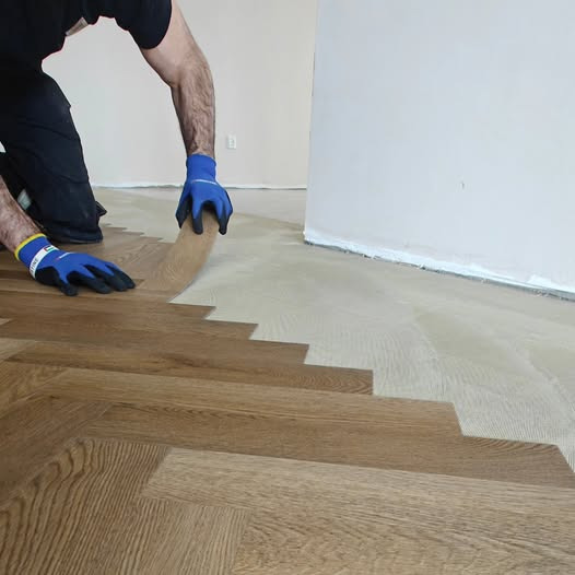 Trekantens Gulvmester præsenterer slidstærkt og eksklusivt gulvvalg i vinyl sildeben