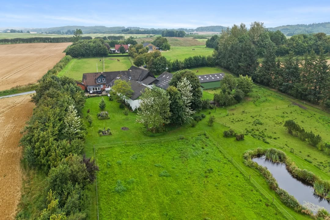 Mæglerhuset Brønderslev sætter prisen ned på idyllisk ejendom i Jerslev med 2 hektar grund og udhuse