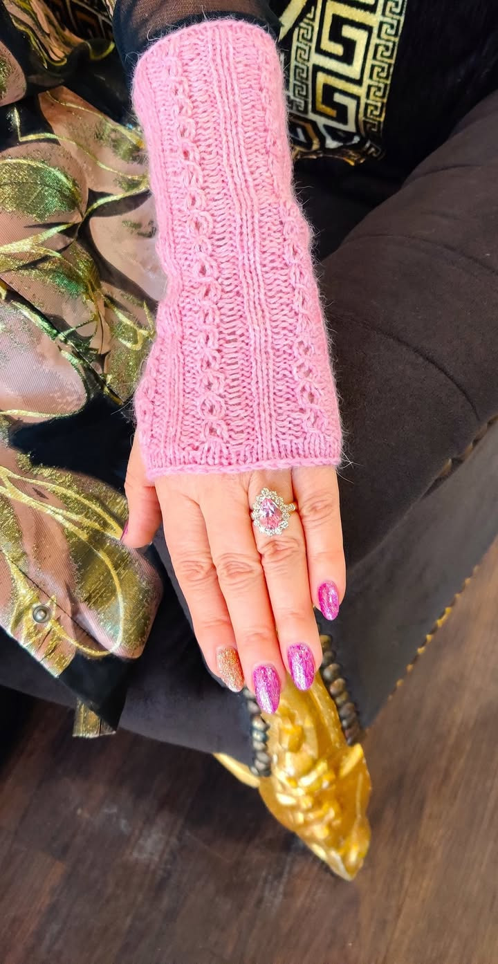 Helga Winther forkælet med håndlavede pink accessoires fra en kunde