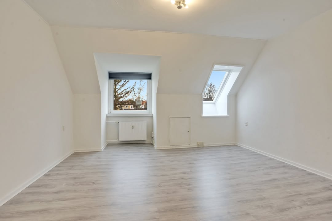 Mæglerhuset Aalborg præsenterer lys andelsbolig nær City Syd til ny pris på 375.000 kr.