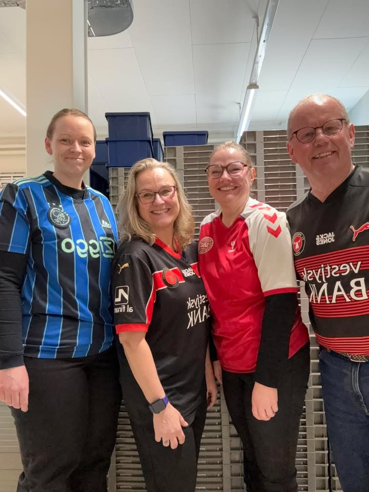 Ikast Apotek støtter børn med kræft ved at hoppe i fodboldtrøjerne